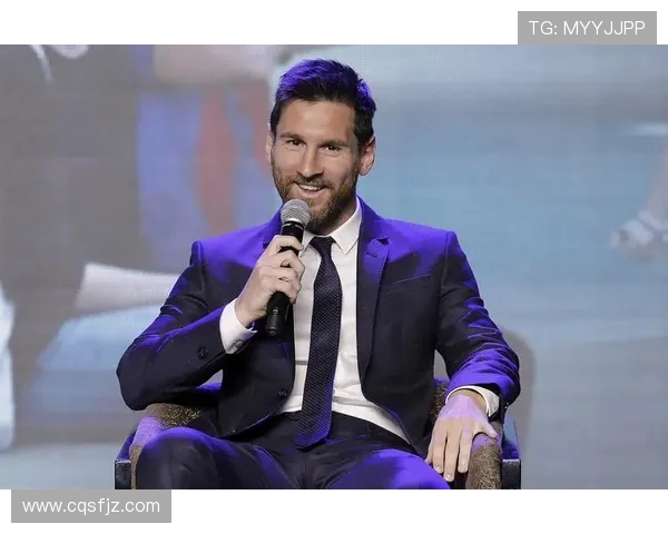 有爱！梅西用手擦拭大巴车窗，让小球迷能够更好地看清自己